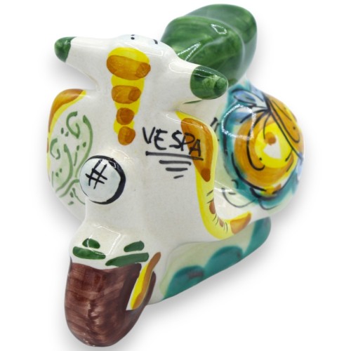 Veículo cerâmico Vespa Caltagirone - L 12 cm aprox. (1 unidade) Com 2 opções de cores e decoração aleatória -  2