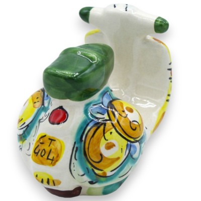 Pojazd ceramiczny Vespa Caltagirone - dł. 12 cm ok. (1 szt.) Z 2 opcjami kolorystycznymi i losową dekoracją - 