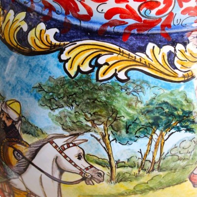 Tarro gigante h aprox.72 cm. Decoración cerámica de Caltagirone con escenas de batallas entre paladines y sarracenos. - 