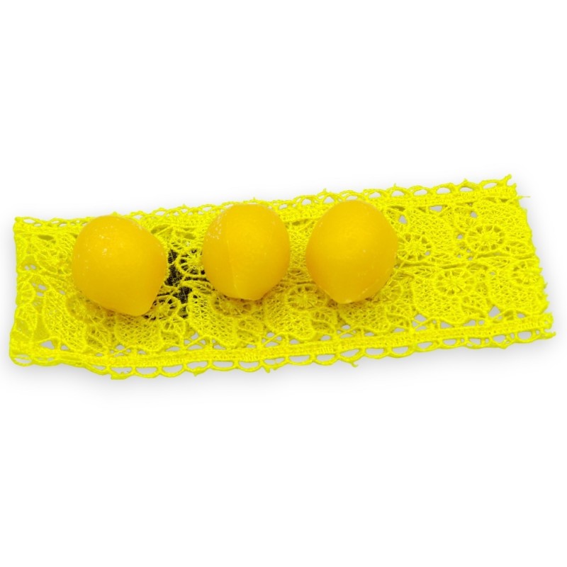 Bolsa de renda bordada à mão contendo 3 sabonetes vegetais com aroma de limão - 