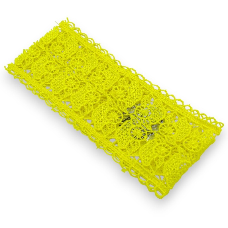 Hand-embroidered lace bag containing 3 lemon-scented vegetable soaps - 