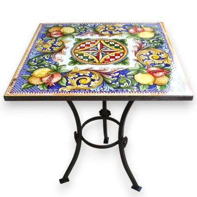 Vierkante tafel in lavasteen (inclusief smeedijzeren structuur), ca. L 65 x 65 cm. fruit-, barok- en Siciliaanse karrenv