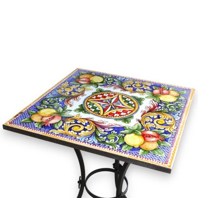 Vierkante tafel in lavasteen (inclusief smeedijzeren structuur), ca. L 65 x 65 cm. fruit-, barok- en Siciliaanse karrenv