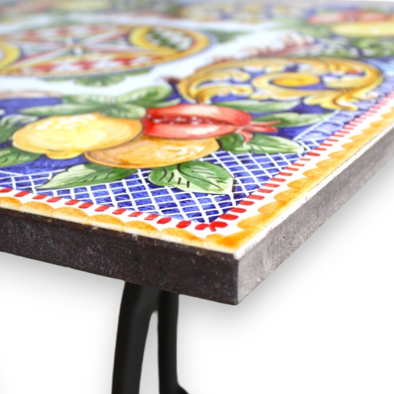 Vierkante tafel in lavasteen (inclusief smeedijzeren structuur), ca. L 65 x 65 cm. fruit-, barok- en Siciliaanse karrenv