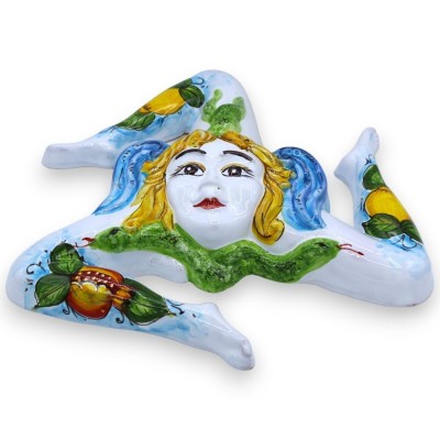 Trinacria van fijn Siciliaans keramiek, ca. 30 cm hoog. Decoratie van wit, citroenen en granaatappel - 