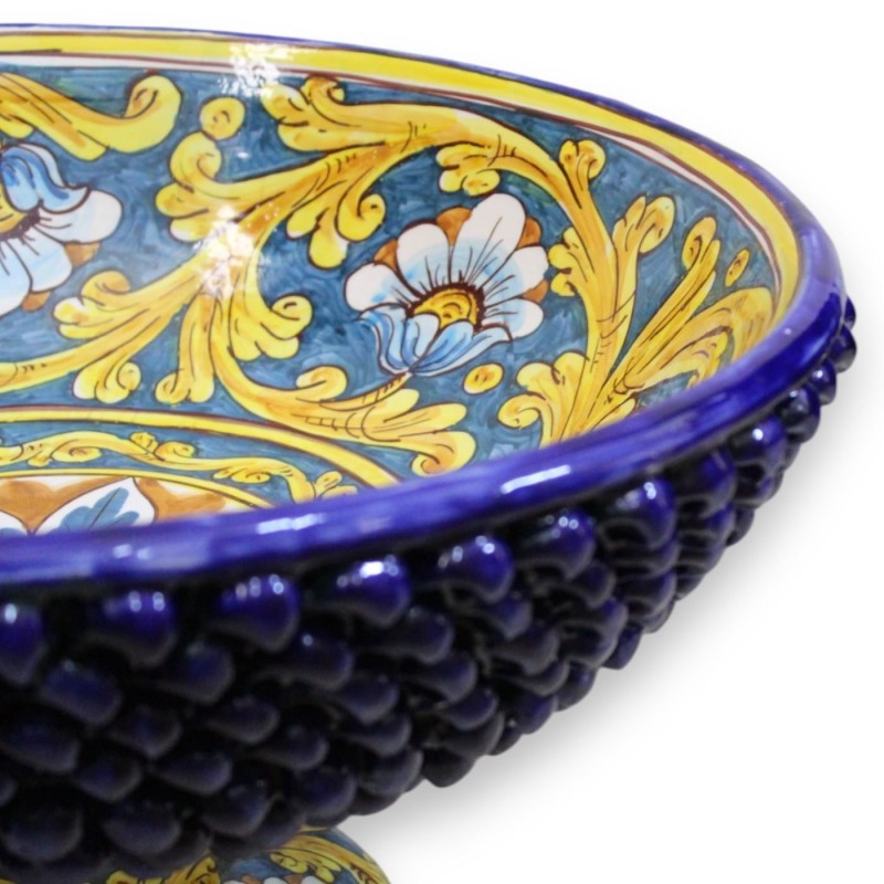 Caltagirone keramische dennenappel standaard middenstuk, Ø ca. 50 cm. barokke decoratie en bloemen op een blauwe achterg
