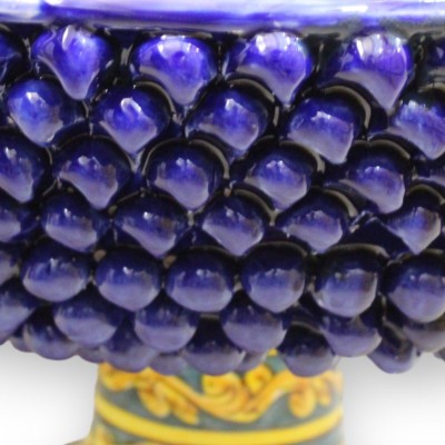 Tafelaufsatz aus Caltagirone-Keramik mit Tannenzapfen, Ø ca. 50 cm. barocke Dekoration und Blumen auf blauem Hintergrund