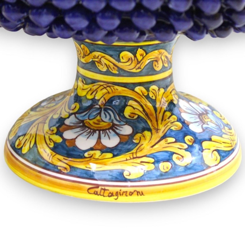 Centre de table en forme de pomme de pin en céramique Caltagirone, Ø environ 50 cm. décoration baroque et fleurs sur fon