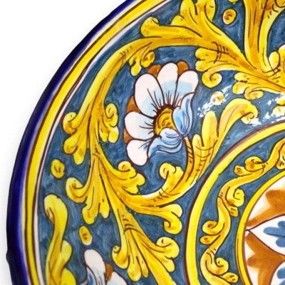 Tafelaufsatz aus Caltagirone-Keramik mit Tannenzapfen, Ø ca. 50 cm. barocke Dekoration und Blumen auf blauem Hintergrund