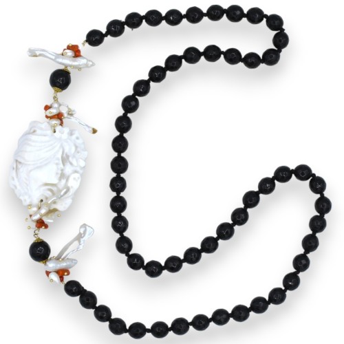 Collana con pietre d'Onice, cammeo con madreperla e corallo, lunghezza 75 cm circa - 