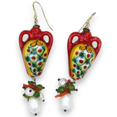 Pendientes colgantes de cerámica en forma de ánfora siciliana, con perlas scaramazza, coral bambú y piedra de lava - 