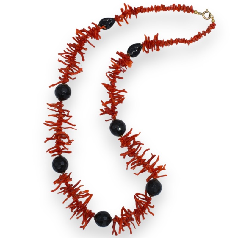 Halskette mit Korallen- und Onyxsteinen, ca. 70 cm lang - 