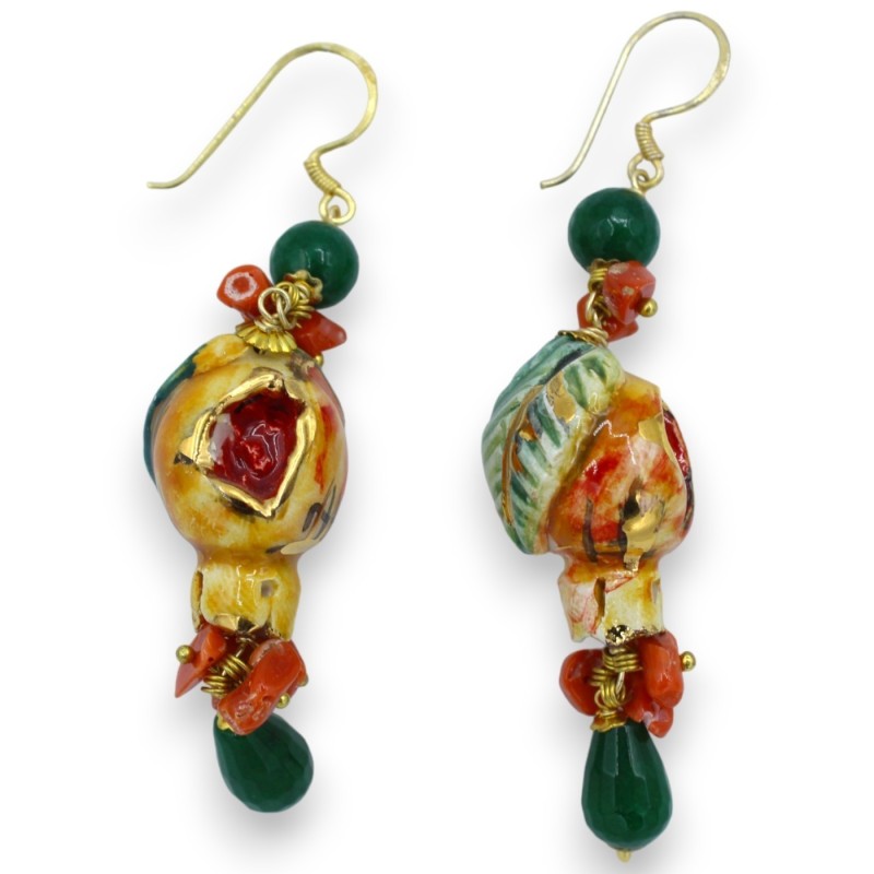 Pendientes colgantes de granada, altura aprox.8 cm. Cerámica de Caltagirone, corales de bambú y piedras naturales, esmal