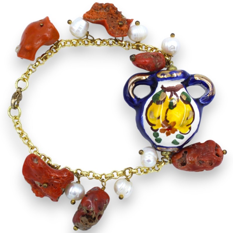 Bransoletka z łańcuszka L ok. 18 cm z perłami, koralowcami i amforą cytrynową z ceramiki Caltagirone, z emalią z 24-kara