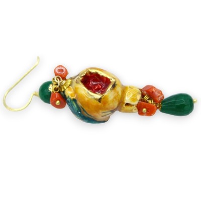 Brincos com pingente de romã, altura aproximada de 8 cm. Cerâmica Caltagirone, corais de bambu e pedras naturais, esmalt