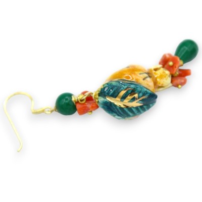 Brincos com pingente de romã, altura aproximada de 8 cm. Cerâmica Caltagirone, corais de bambu e pedras naturais, esmalt