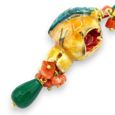 Brincos com pingente de romã, altura aproximada de 8 cm. Cerâmica Caltagirone, corais de bambu e pedras naturais, esmalt