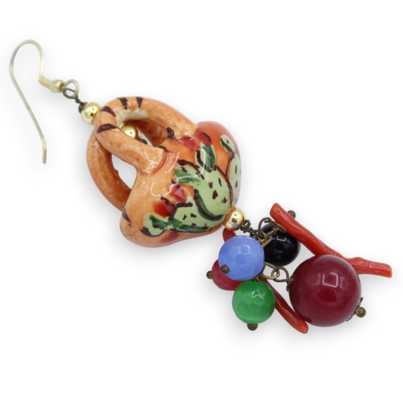 Brincos de cesta siciliana, cerâmica Caltagirone, aprox. altura 8 cm. lâminas de pera espinhosa, ágata verde, corais de 