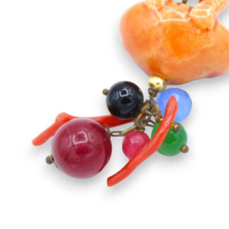 Kolczyki w kształcie sycylijskiego koszyka, ceramika Caltagirone, wys. ok. 8 cm. ostrza opuncji, zielony agat, korale ba