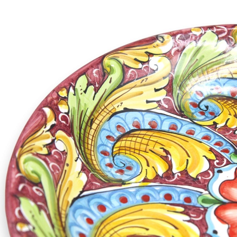 Caltagirone keramisk prydnadsplatta, Ø ca 37 cm barock dekoration och blomma på vinröd bakgrund MD2 - 