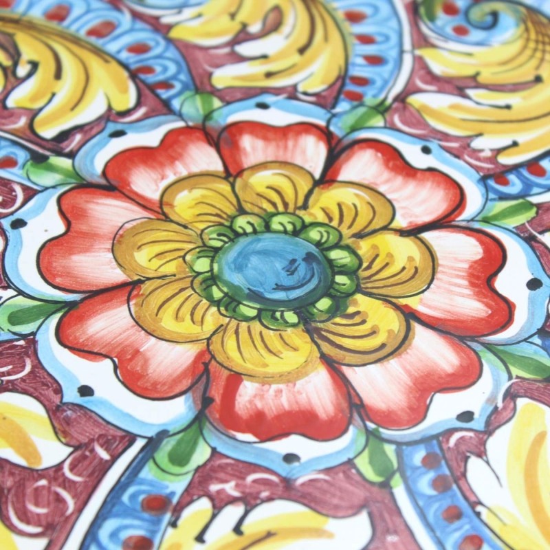 Caltagirone keramisk prydnadsplatta, Ø ca 37 cm barock dekoration och blomma på vinröd bakgrund MD2 - 