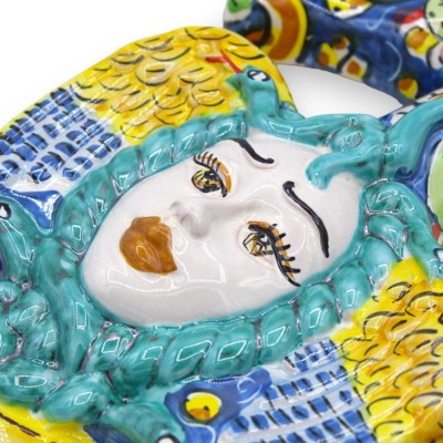 Trinacria in keramiek Caltagirone, h 34 cm x ong. 33 l. decoratie van cactusvijgbladen op een blauwe achtergrond - 