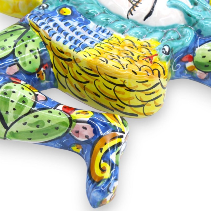 Trinacria in keramiek Caltagirone, h 34 cm x ong. 33 l. decoratie van cactusvijgbladen op een blauwe achtergrond - 