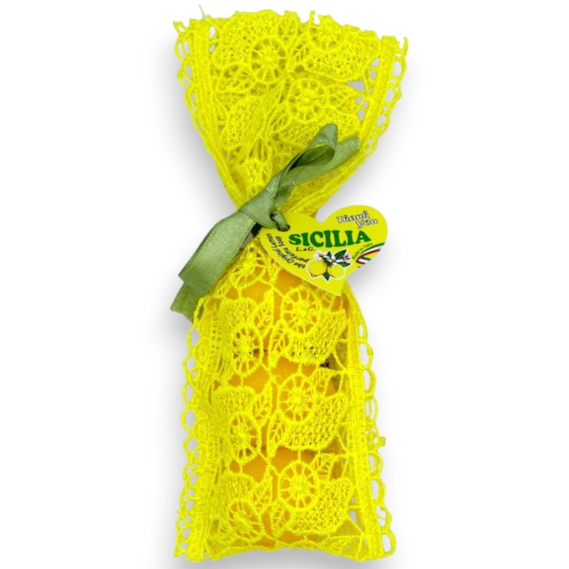 Bolsa de encaje bordada a mano que contiene 3 jabones vegetales con aroma a limón. - 