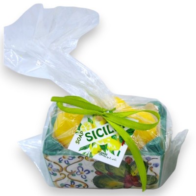 Cassetta in pregiata ceramica con tris di saponi vegetali profumati al limone, con 2 opzioni decoro (1Unità) - 