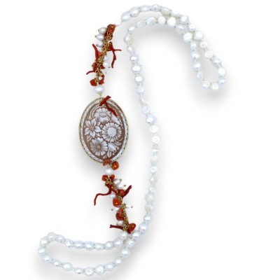 Colar de pérolas naturais - C 85 cm aprox. Com camafeu com motivos florais e bambu coral - 