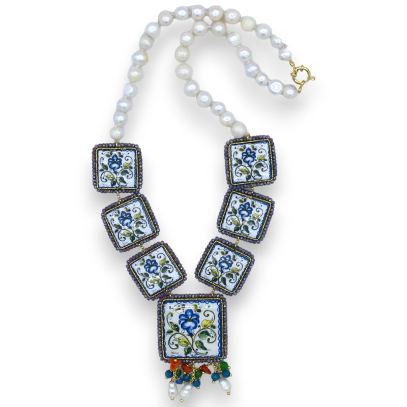 Naszyjnik z perłami naturalnymi i płytkami z kamienia lawowego L 56 cm ok. Dekoracja z majoliki sycylijskiej, koral bamb