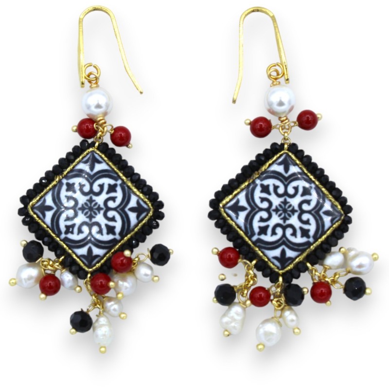 Kolczyki z płytek z lawy, z dekoracją czarnej sycylijskiej majoliki, perłami Scaramazze, onyksem i kamieniami naturalnym