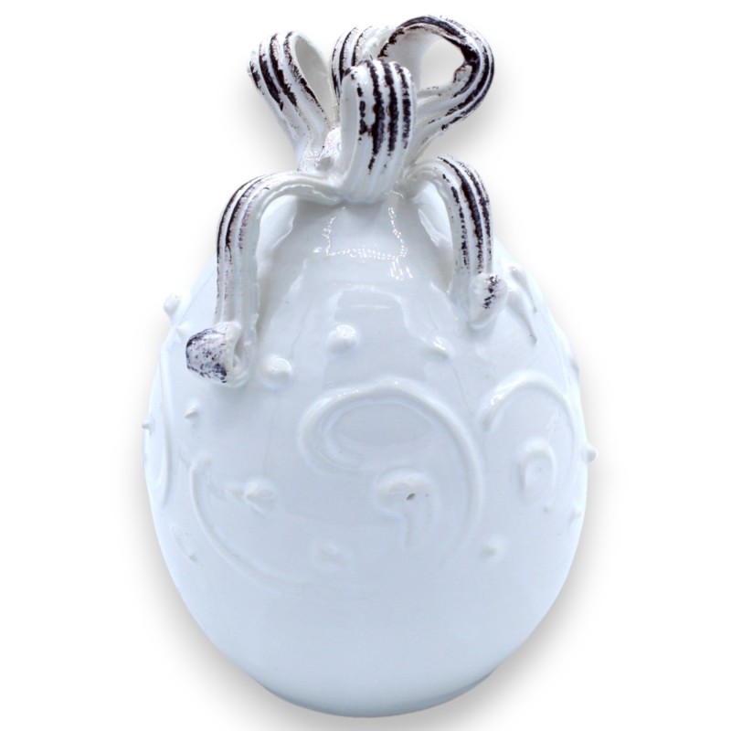 Białe jajko ze wstążką z delikatnej ceramiki, wys. ok. 15 cm. Dekoracja w stylu barokowym z reliefem - 