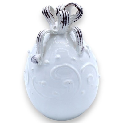 Wit ei met lint van fijn keramiek, h ca. 15 cm. reliëfdecoratie in barokstijl - 