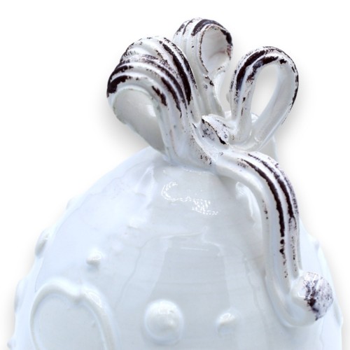 Weißes Ei mit Band aus feiner Keramik, H ca. 15 cm. Reliefdekor im Barockstil -  2