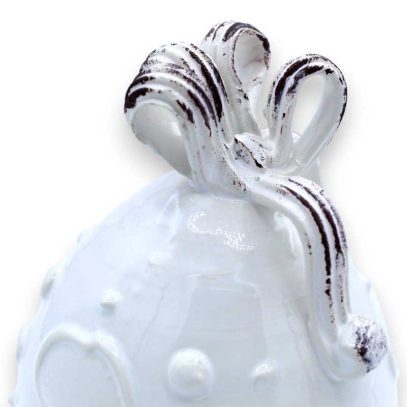 Wit ei met lint van fijn keramiek, h ca. 15 cm. reliëfdecoratie in barokstijl - 