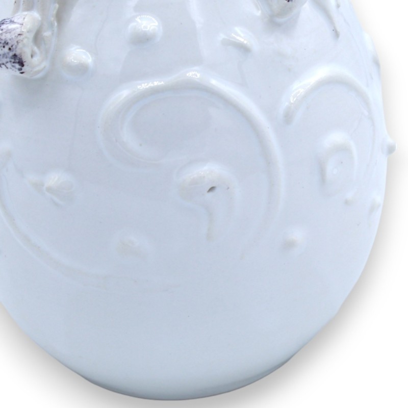 Vitt ägg med band i fin keramik, h ca 15 cm. Dekor i barockstil i relief - 