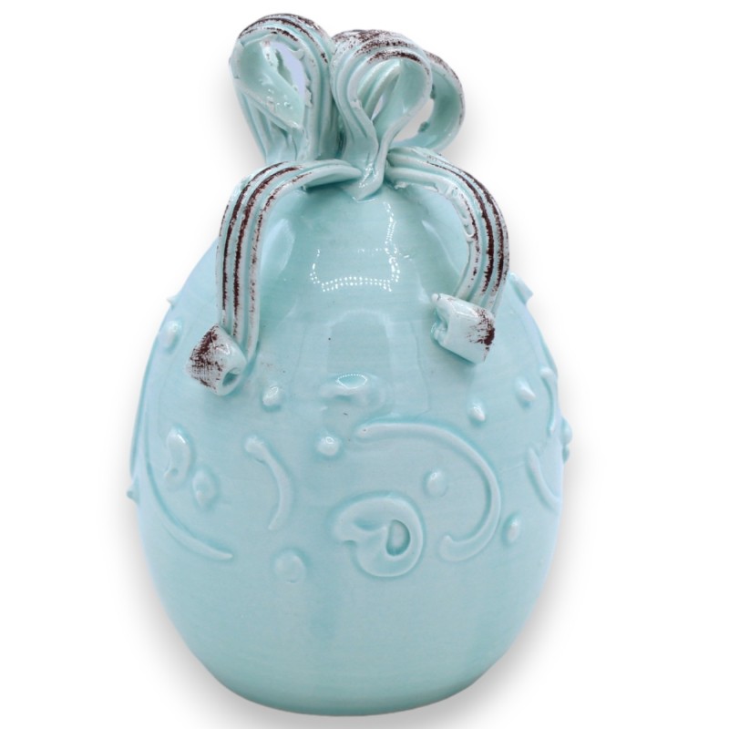 Uovo Acquamarina con nastro in pregiata Ceramica, h 15 cm ca. decoro in stile barocco a rilievo - 