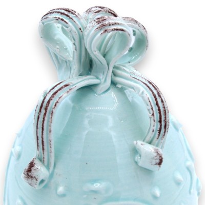 Aquamarijn ei met fijn keramisch lint, h ca. 15 cm. Decoratie in barokstijl in reliëf - 
