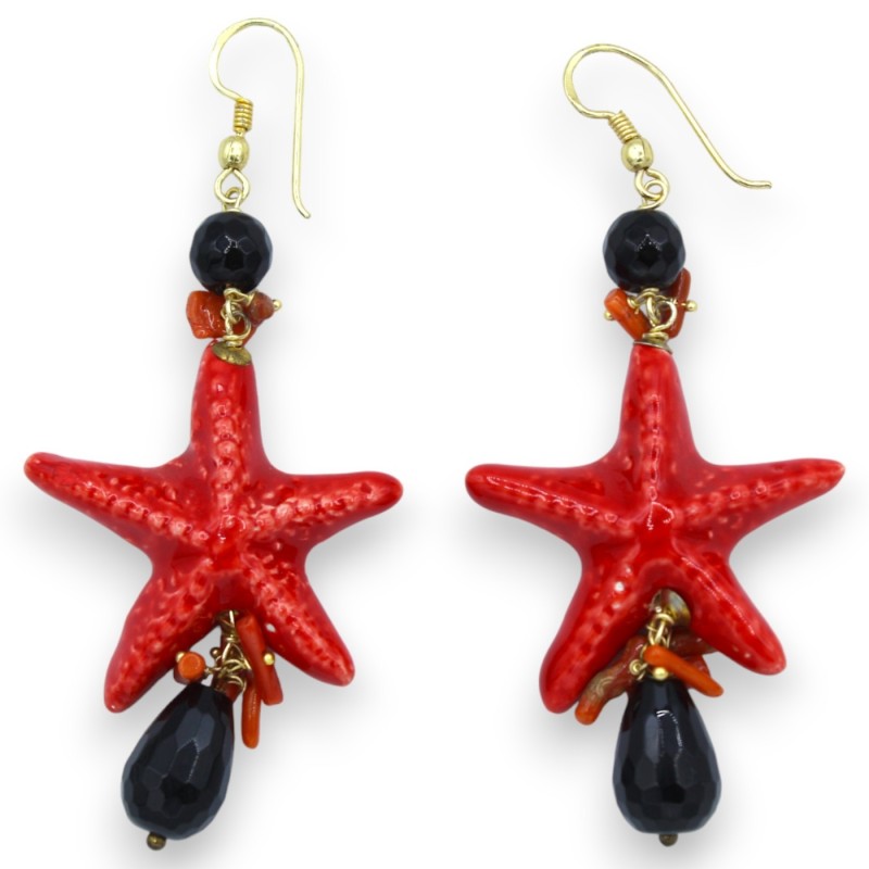 Boucles d'oreilles étoile de mer en céramique Caltagirone, environ h 8 cm. Onyx et corail bambou - 