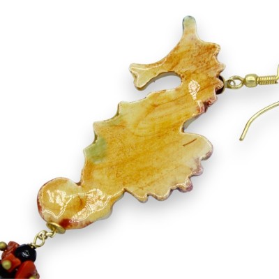 Boucles d'oreilles hippocampe en céramique de Caltagirone, h environ 9 cm. avec Onyx, corail de bambou, émail doré 24 ca