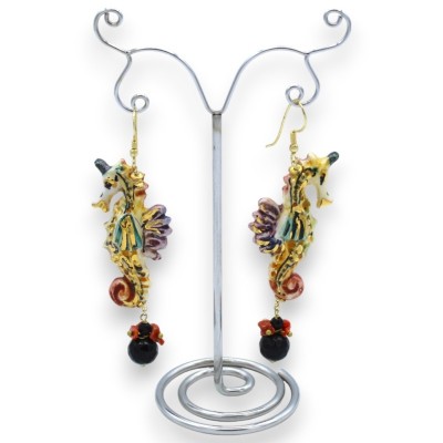 Boucles d'oreilles hippocampe en céramique de Caltagirone, h environ 9 cm. avec Onyx, corail de bambou, émail doré 24 ca