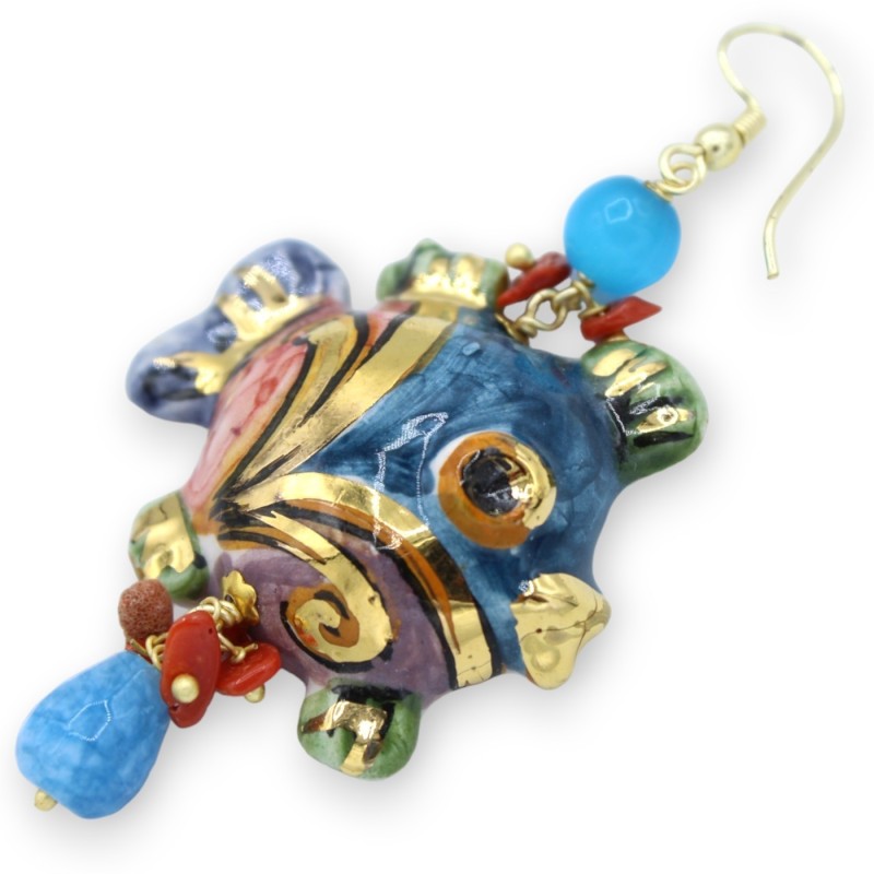 Orecchini Pesce Palla in ceramica Caltagirone, h 7 cm ca. con Angelite, corallo Bambù, smalto oro 24k - 