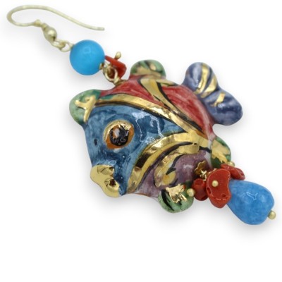 Orecchini Pesce Palla in ceramica Caltagirone, h 7 cm ca. con Angelite, corallo Bambù, smalto oro 24k - 