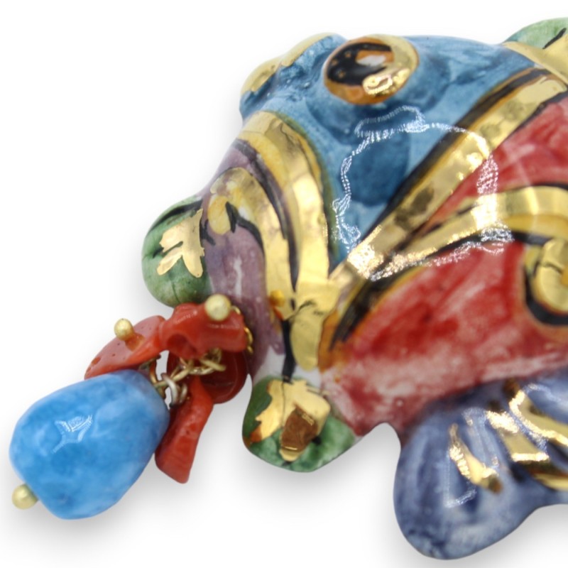 Brincos Baiacu em cerâmica Caltagirone, h aproximadamente 7 cm. com Angelite, coral Bambu, esmalte em ouro 24k - 