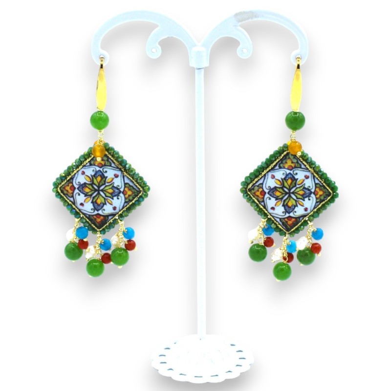 Brincos de pedra de lava com altura aproximada de 7 cm Decoração em faiança siciliana, pérolas maiorquinas, cristais e á