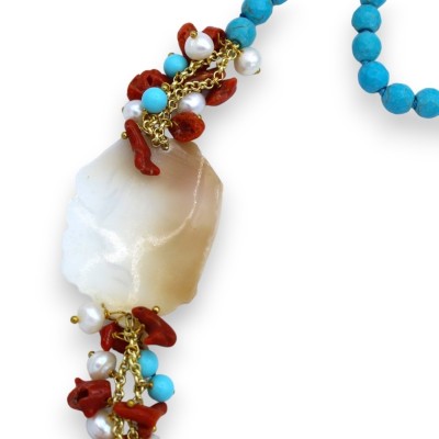 Collier avec pierres en Pâte de Turquoise, L 80 cm env. camée avec nacre et corail, perles scaramazze - 