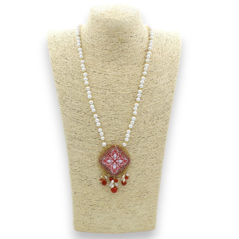 Colar com pérolas naturais e medalhão em latão com azulejo de pedra lávica C 70 + 7 cm (aproximadamente). - 