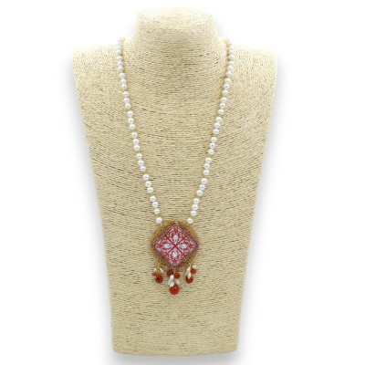 Halskette mit Naturperlen und Messingmedaillon mit Lavasteinfliese L 70 + 7 cm (ungefähr). - 
