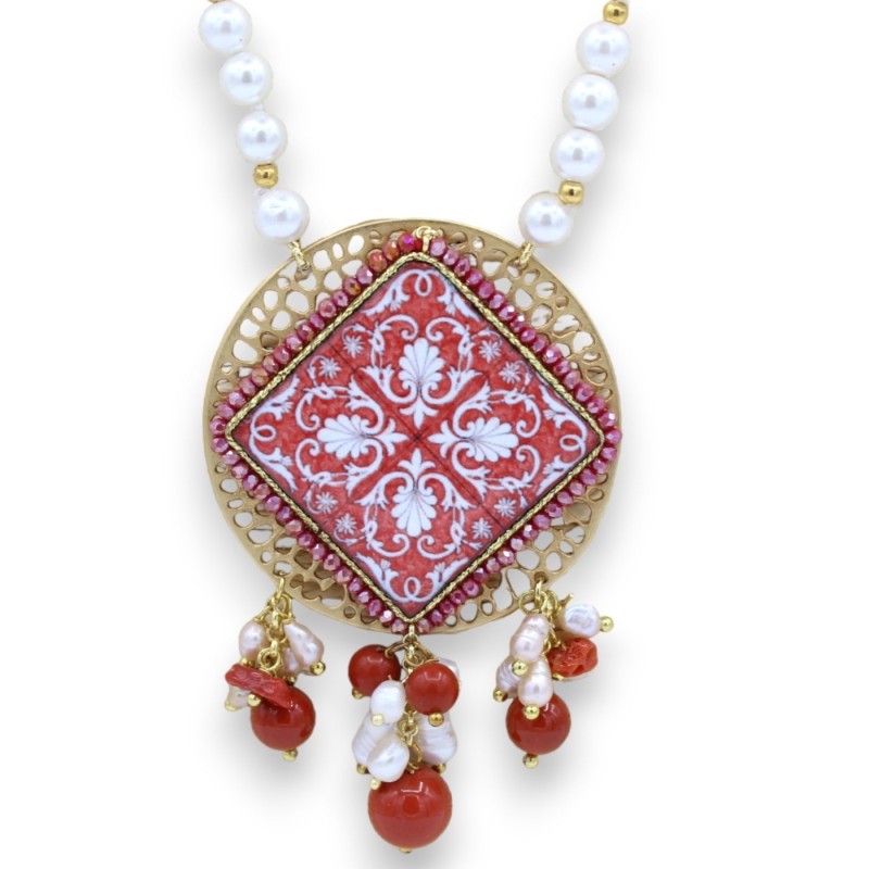 Colar com pérolas naturais e medalhão em latão com azulejo de pedra lávica C 70 + 7 cm (aproximadamente). - 